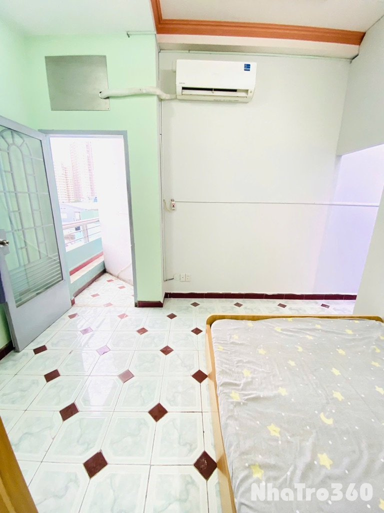 Phòng rộng, ban cong , tách bếp