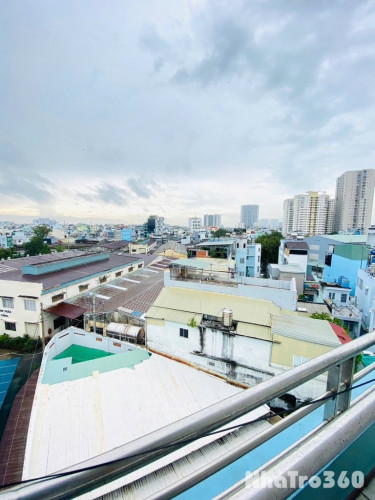 Phòng rộng, ban cong , tách bếp