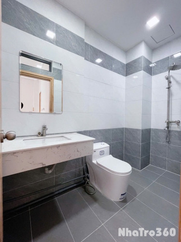 Full nội thất, rộng, cửa sổ trời, thang máy