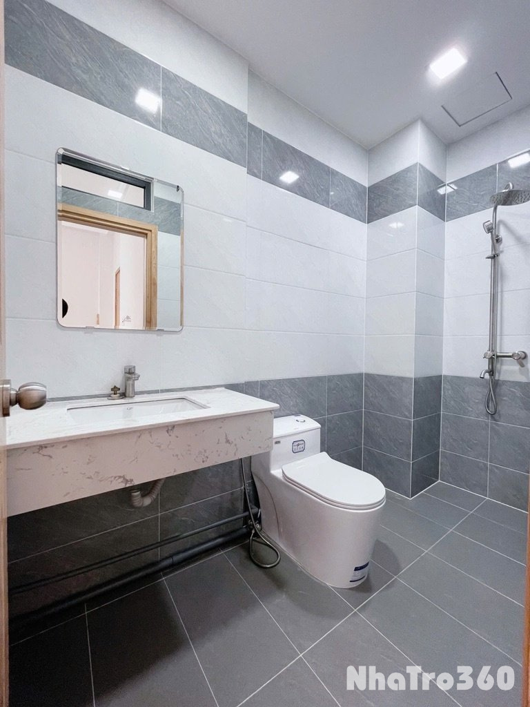 Full nội thất, rộng, cửa sổ trời, thang máy