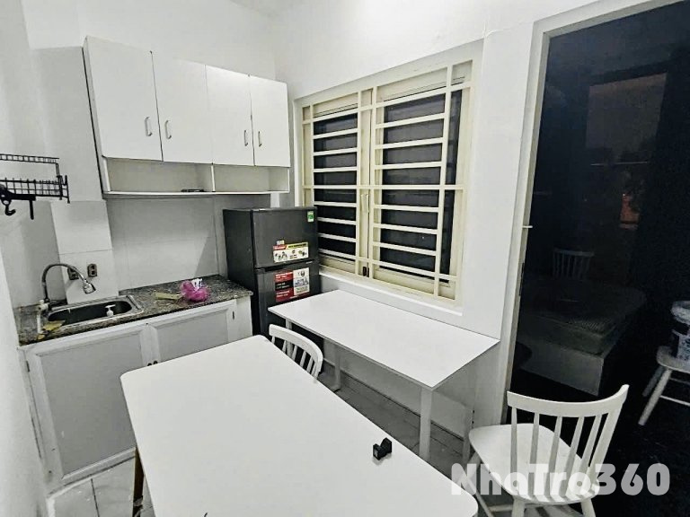 Cho thuê căn hộ 1PN, ban công, Q4, Đường Bến Vân Đồn, gần ĐH Nguyễn Tất Thành, ĐH Luật, Chợ Xóm Chiếu