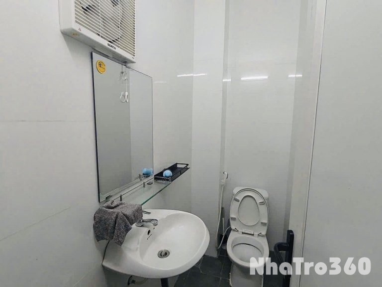 Cho thuê căn hộ 1PN, ban công, Q4, Đường Bến Vân Đồn, gần ĐH Nguyễn Tất Thành, ĐH Luật, Chợ Xóm Chiếu