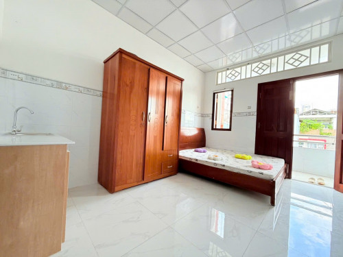 Cho thuê căn hộ ban công, Q10, đường CMT8, gần CV Lê Thị Riêng, Vòng Xoay Dân Chủ, Chợ Hoà Hưng