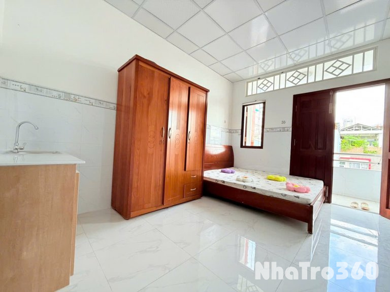 Cho thuê căn hộ ban công, Q10, đường CMT8, gần CV Lê Thị Riêng, Vòng Xoay Dân Chủ, Chợ Hoà Hưng