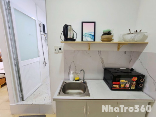 Cho thuê căn hộ ban công, Q1, Đường Trần Nhật Duật, gần Chợ Tân Định, Công Viên Lê Văn Tám, Cầu Kiệu  - Ban công, đầy đủ nội thất như hình