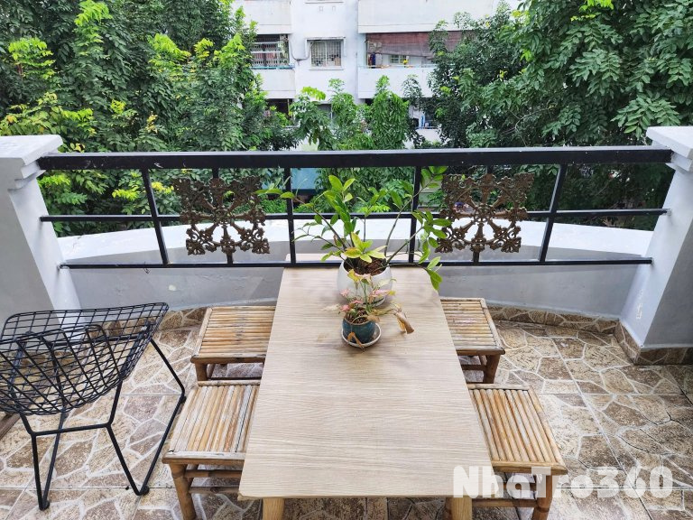 Cho thuê căn hộ ban công, Q1, Đường Trần Nhật Duật, gần Chợ Tân Định, Công Viên Lê Văn Tám, Cầu Kiệu  - Ban công, đầy đủ nội thất như hình