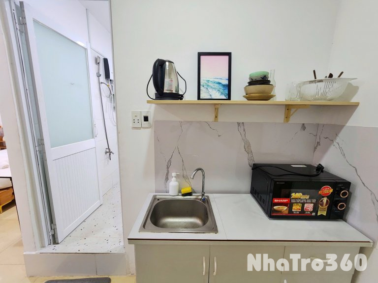 Cho thuê căn hộ ban công, Q1, Đường Trần Nhật Duật, gần Chợ Tân Định, Công Viên Lê Văn Tám, Cầu Kiệu  - Ban công, đầy đủ nội thất như hình