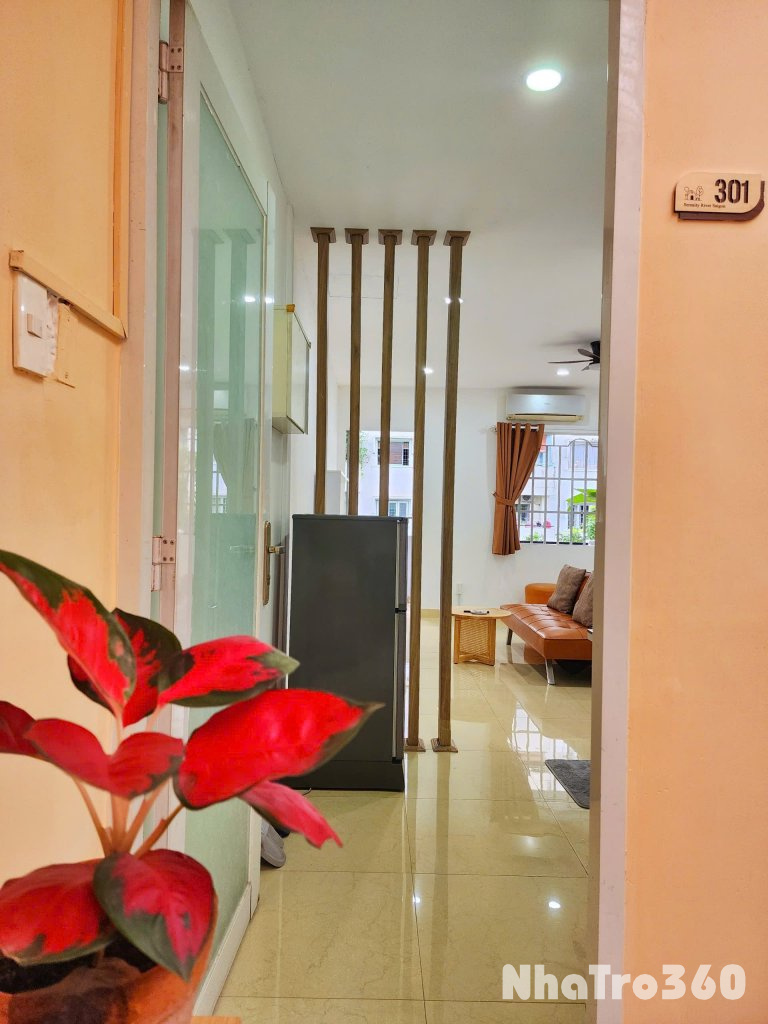 Cho thuê căn hộ ban công, Q1, Đường Trần Nhật Duật, gần Chợ Tân Định, Công Viên Lê Văn Tám, Cầu Kiệu  - Ban công, đầy đủ nội thất như hình