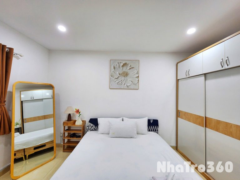 Cho thuê căn hộ ban công, Q1, Đường Trần Nhật Duật, gần Chợ Tân Định, Công Viên Lê Văn Tám, Cầu Kiệu  - Ban công, đầy đủ nội thất như hình