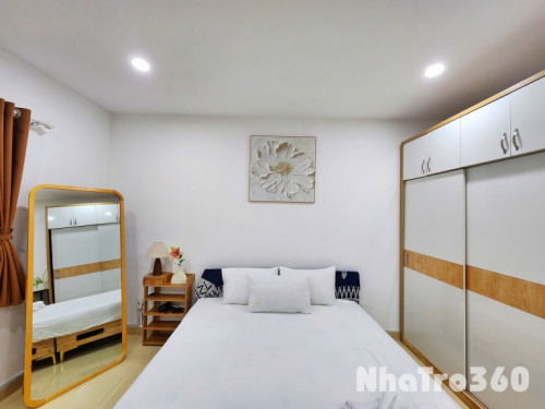 Cho thuê căn hộ ban công, Q1, Đường Trần Nhật Duật, gần Chợ Tân Định, Công Viên Lê Văn Tám, Cầu Kiệu  - Ban công, đầy đủ nội thất như hình