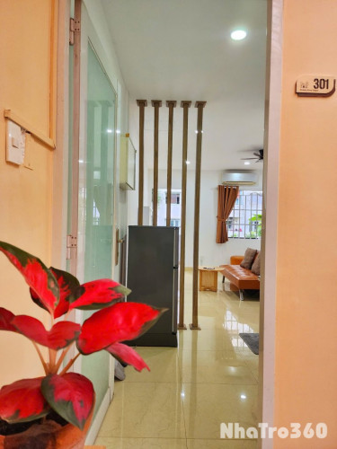 Cho thuê căn hộ ban công, Q1, Đường Trần Nhật Duật, gần Chợ Tân Định, Công Viên Lê Văn Tám, Cầu Kiệu  - Ban công, đầy đủ nội thất như hình