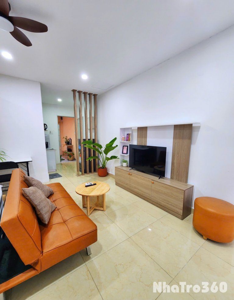 Cho thuê căn hộ ban công, Q1, Đường Trần Nhật Duật, gần Chợ Tân Định, Công Viên Lê Văn Tám, Cầu Kiệu  - Ban công, đầy đủ nội thất như hình