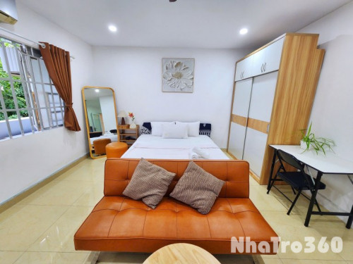 Cho thuê căn hộ ban công, Q1, Đường Trần Nhật Duật, gần Chợ Tân Định, Công Viên Lê Văn Tám, Cầu Kiệu  - Ban công, đầy đủ nội thất như hình