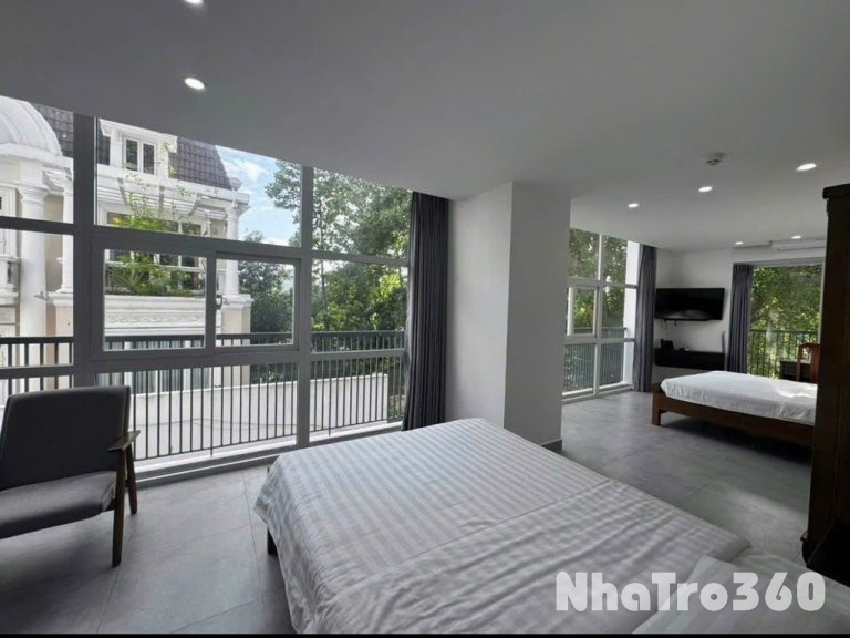 Penthouse Cửa Sổ Trời Diện Tích Rộng Gần Sân Bay