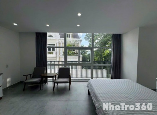 Penthouse Cửa Sổ Trời Diện Tích Rộng Gần Sân Bay