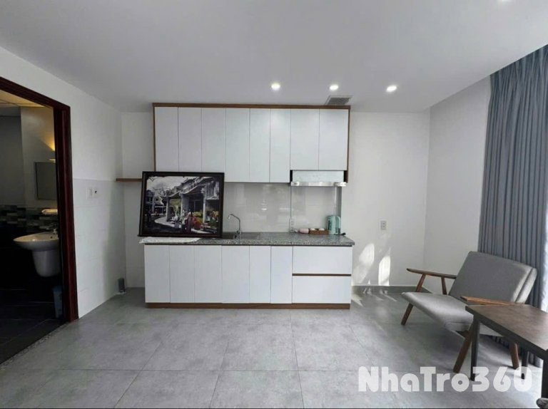 Penthouse Cửa Sổ Trời Diện Tích Rộng Gần Sân Bay