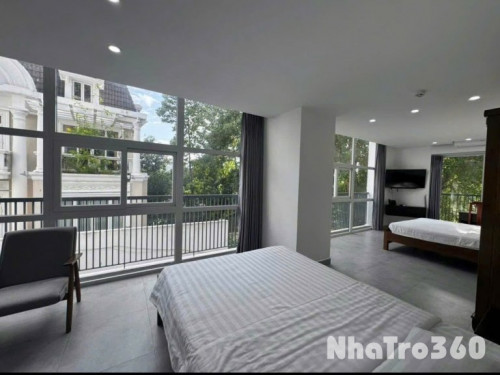 Penthouse Cửa Sổ Trời Diện Tích Rộng Gần Sân Bay