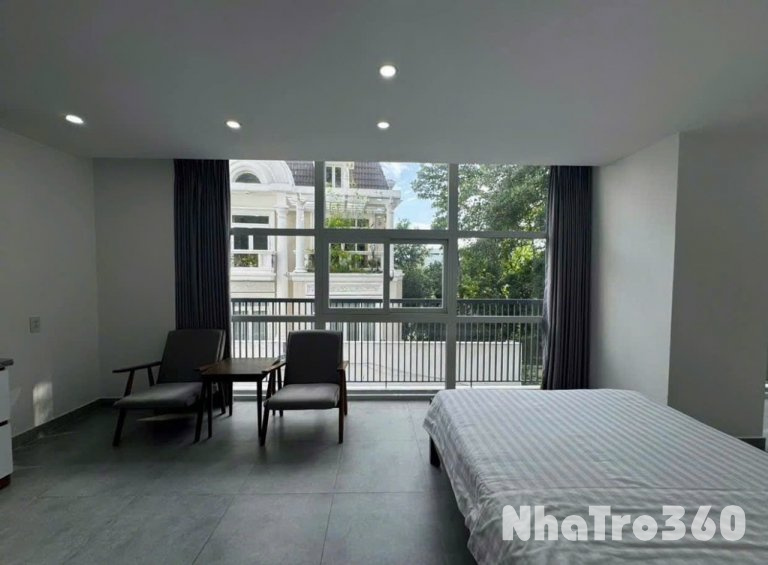 Penthouse Cửa Sổ Trời Diện Tích Rộng Gần Sân Bay