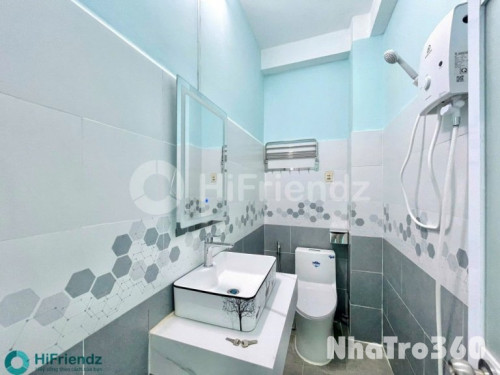 Cho thuê phòng trọ Q1 ban công rộng gần ĐH UEH,…