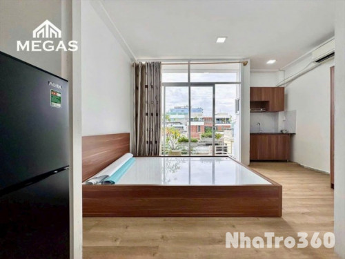 Căn hộ ban công Q10, giáp Q1- gần Đh UEH, Đh Văn Hiến, Đh Hoa Sen, 