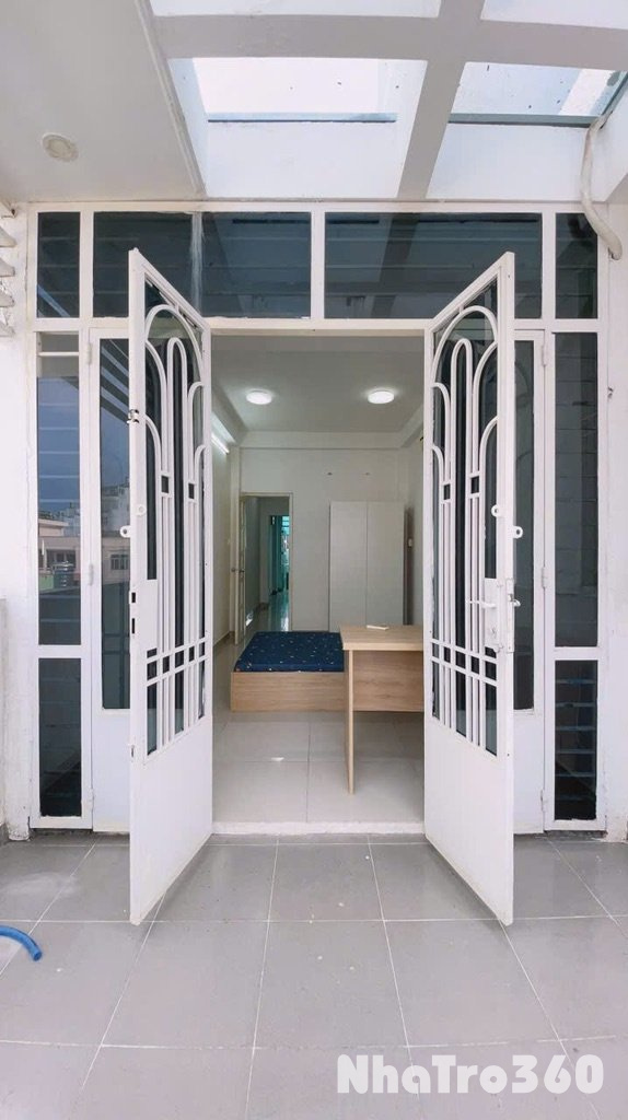 Cho thuê căn hộ ban công quận 1 gần chợ Bến Thành