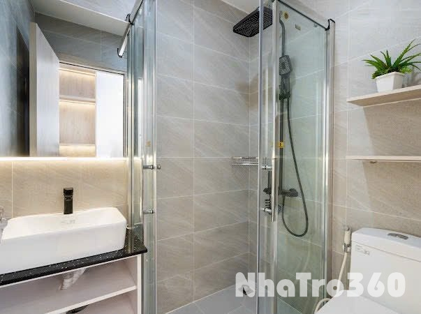 CHO THUÊ PHÒNG TRỌ CÓ BAN CÔNG NGAY NHÀ GA T3, QTB