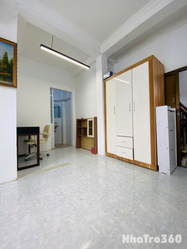 Cho thuê căn hộ ban công, Q1, Đường Trần Đình Xu, gần ĐH Sài Gòn, Công Viên 23/9, Cầu Nguyễn Văn Cừ