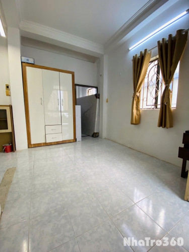 Cho thuê căn hộ ban công, Q1, Đường Trần Đình Xu, gần ĐH Sài Gòn, Công Viên 23/9, Cầu Nguyễn Văn Cừ