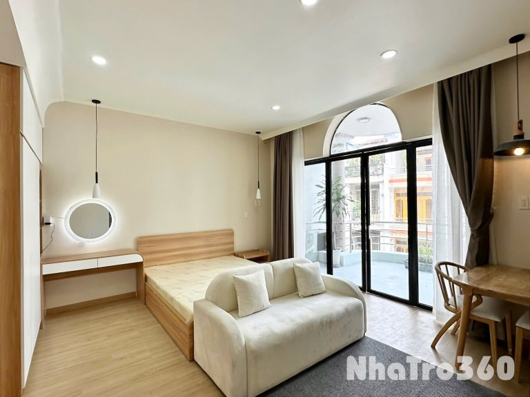 Cho thuê căn hộ ban công, Q10, đường Hồ Bá Kiện, gần Công Viên Lê Thị Riêng, Chợ Hoà Hưng, Go Miền Đông