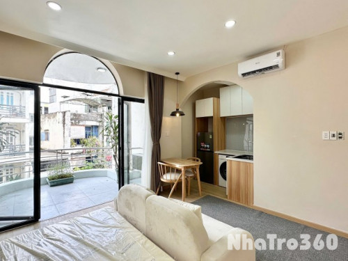 Cho thuê căn hộ ban công, Q10, đường Hồ Bá Kiện, gần Công Viên Lê Thị Riêng, Chợ Hoà Hưng, Go Miền Đông