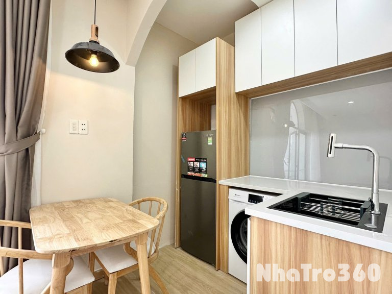 Cho thuê căn hộ ban công, Q10, đường Hồ Bá Kiện, gần Công Viên Lê Thị Riêng, Chợ Hoà Hưng, Go Miền Đông