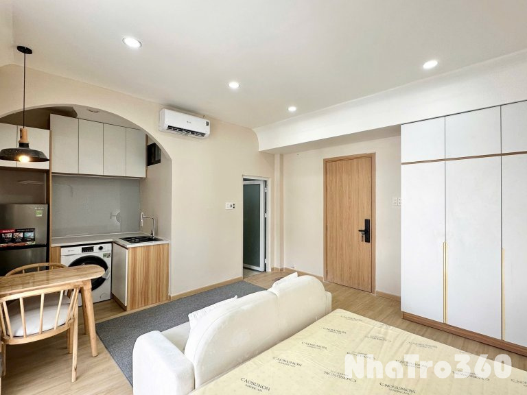 Cho thuê căn hộ ban công, Q10, đường Hồ Bá Kiện, gần Công Viên Lê Thị Riêng, Chợ Hoà Hưng, Go Miền Đông