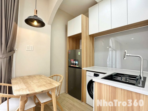 Cho thuê căn hộ ban công, Q10, đường Hồ Bá Kiện, gần Công Viên Lê Thị Riêng, Chợ Hoà Hưng, Go Miền Đông