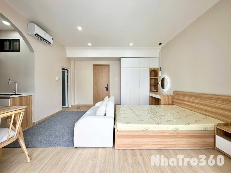 Cho thuê căn hộ ban công, Q10, đường Hồ Bá Kiện, gần Công Viên Lê Thị Riêng, Chợ Hoà Hưng, Go Miền Đông