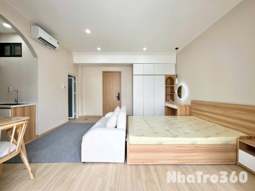 Cho thuê căn hộ ban công, Q10, đường Hồ Bá Kiện, gần Công Viên Lê Thị Riêng, Chợ Hoà Hưng, Go Miền Đông