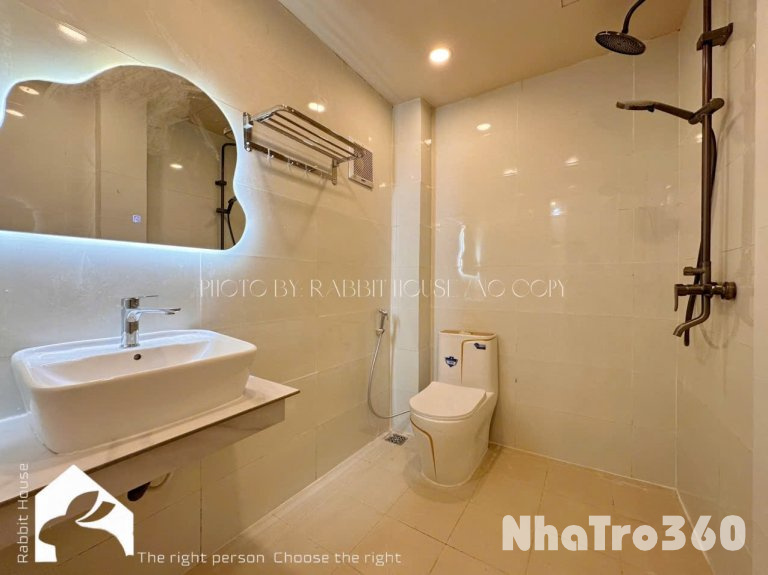 Cho thuê căn hộ ban công, Q10, đường Hồ Bá Kiện, gần Công Viên Lê Thị Riêng, Chợ Hoà Hưng, Go Miền Đông