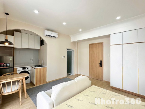 Cho thuê căn hộ ban công, Q10, đường Hồ Bá Kiện, gần Công Viên Lê Thị Riêng, Chợ Hoà Hưng, Go Miền Đông