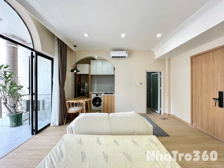 Cho thuê căn hộ ban công, Q10, đường Hồ Bá Kiện, gần Công Viên Lê Thị Riêng, Chợ Hoà Hưng, Go Miền Đông