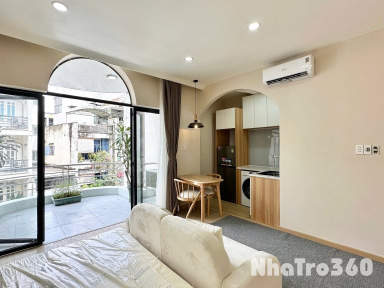 Cho thuê căn hộ ban công, Q10, đường Hồ Bá Kiện, gần Công Viên Lê Thị Riêng, Chợ Hoà Hưng, Go Miền Đông