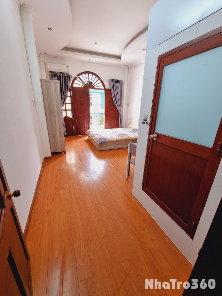 Cho thuê căn hộ ban công, Q10, đường 3/2, gần ĐH Hoa Sen, Nhà Thờ Đồng Tiến, Vạn Hạnh Mall