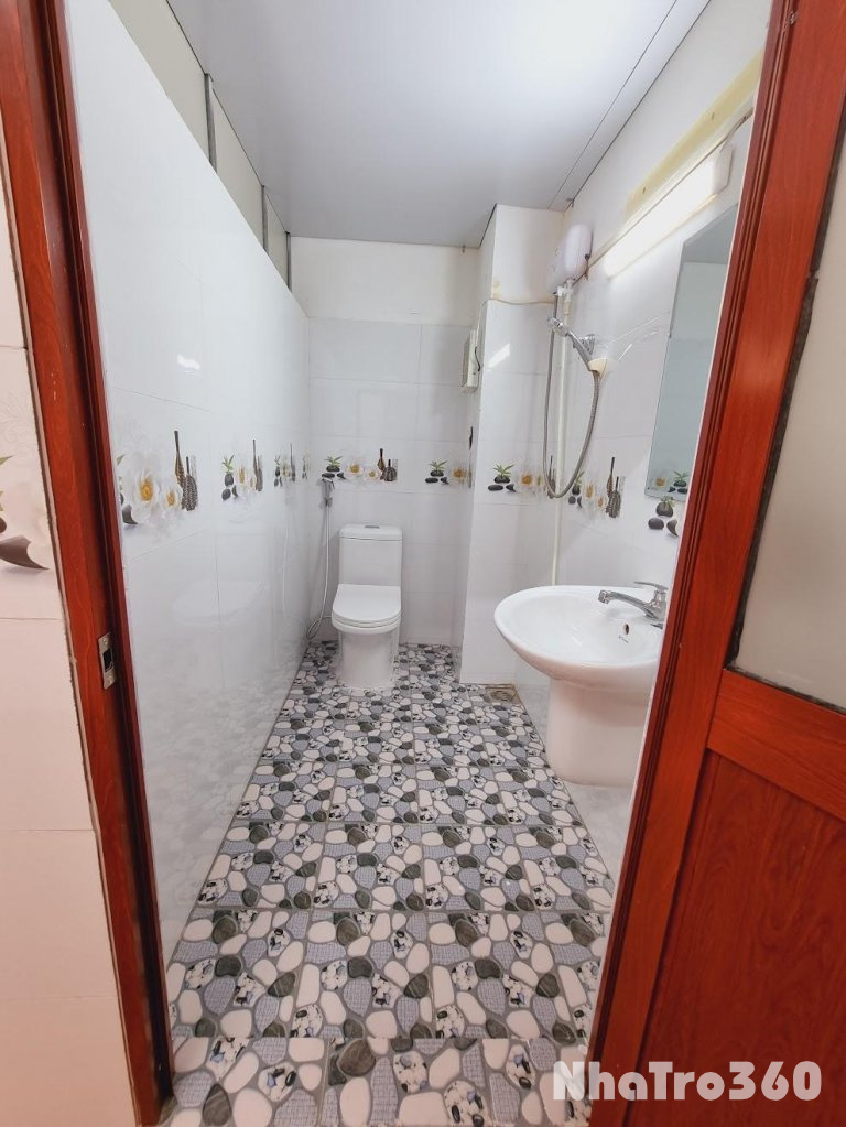 Cho thuê căn hộ ban công, Q10, đường 3/2, gần ĐH Hoa Sen, Nhà Thờ Đồng Tiến, Vạn Hạnh Mall