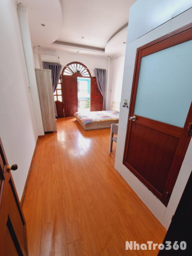 Cho thuê căn hộ ban công, Q10, đường 3/2, gần ĐH Hoa Sen, Nhà Thờ Đồng Tiến, Vạn Hạnh Mall