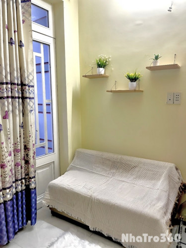 Phòng ban công + cửa sổ