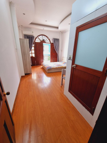 Cho thuê căn hộ ban công, Q10, đường 3/2, gần ĐH Hoa Sen, Nhà Thờ Đồng Tiến, Vạn Hạnh Mall