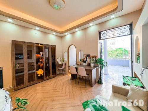 Ngay cầu vượt cây gõ hồng bàng