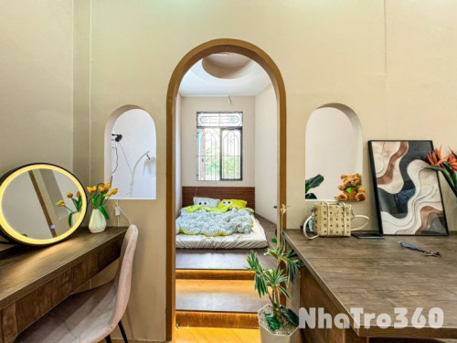 Ngay cầu vượt cây gõ hồng bàng