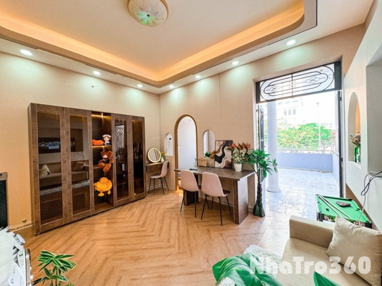 Ngay cầu vượt cây gõ hồng bàng