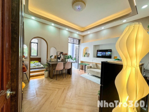 Ngay cầu vượt cây gõ hồng bàng