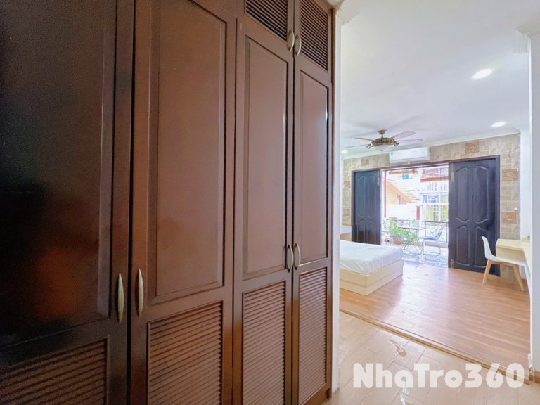 Phòng ban công 40m2 quận 1 đường Cách mạng tháng 8