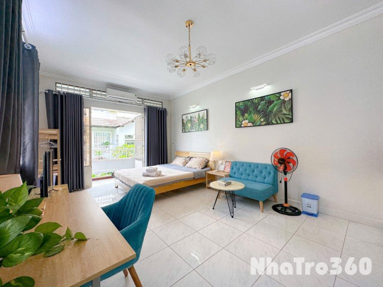 PHÒNG BAN CÔNG 40M2 Quận 3 NGAY VÒNG XOAY DÂN CHỦ